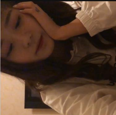 萌妹露脸对话跳舞，小仙女手持保健设备自拍颜值爆表