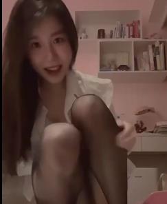 自拍展示：小芳的短视频资源图集，女主露脸，网红名媛尽收眼底