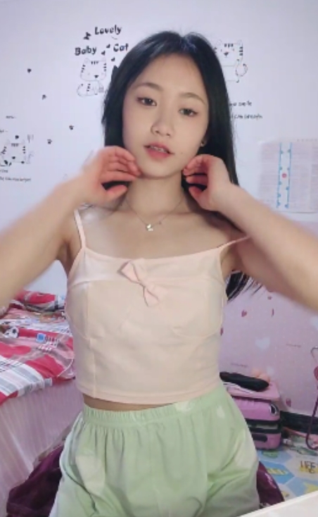 转载快手甜美女神半糖清纯校园妹子最新合集6V3.2G，家中直播差点被妈妈发现