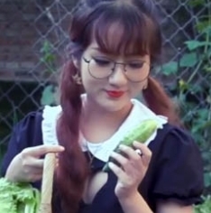 抖音甜美糖心女神汐汐田地女仆超短裙美腿足秀1V1G，户外田间拍摄