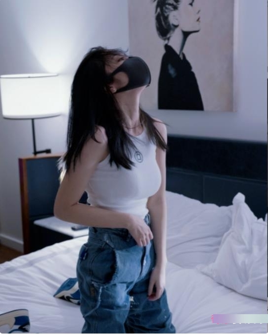 虎牙顶流老网红玩偶姐姐最新OF私拍合集_1V212MB，文艺少女魅力四送