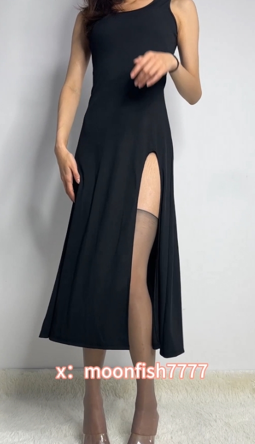 推特美腿橙子野外展示77部88.8G白嫩得流汁