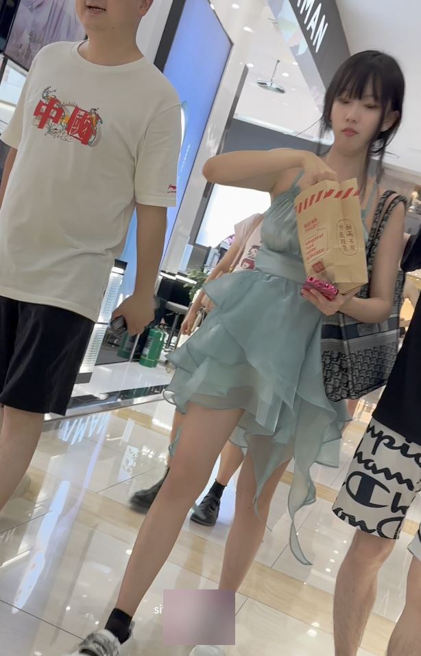 679.6MBKFC两位甜妹超甜私拍合集好顶
