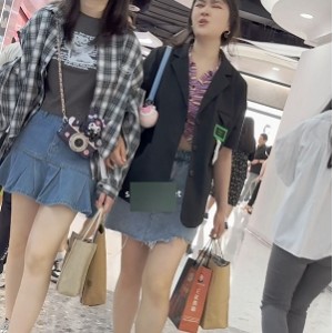 KFC热裤窄内靓女双花街拍视频合集2部娇躯轻摆风情暗藏