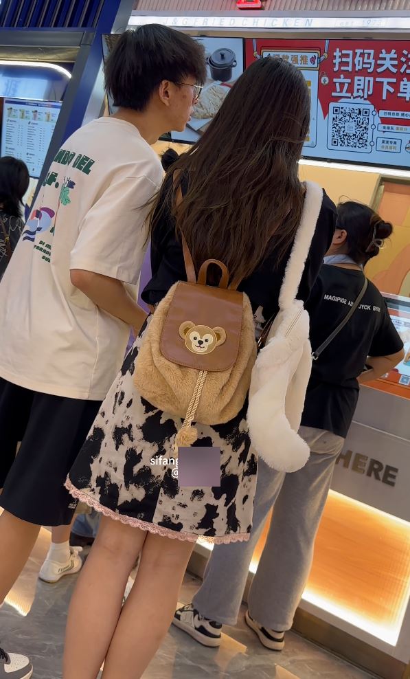 KFC热裤窄内靓女双花街拍视频合集2部娇躯轻摆风情暗藏