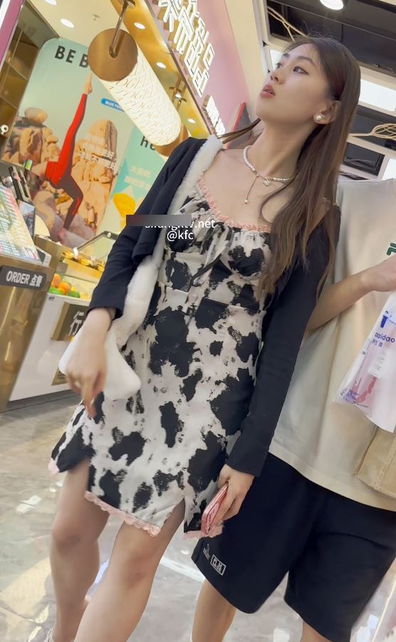 KFC热裤窄内靓女双花街拍视频合集2部娇躯轻摆风情暗藏