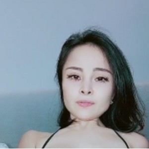 私房展示大杯御姐阿韵与友人切磋1V570M晃眼白嫩