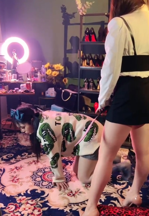 三三套路直播狠榨伪娘指教1部415MB太妩媚